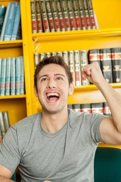 Homme criant dans la bibliothèque — Photo