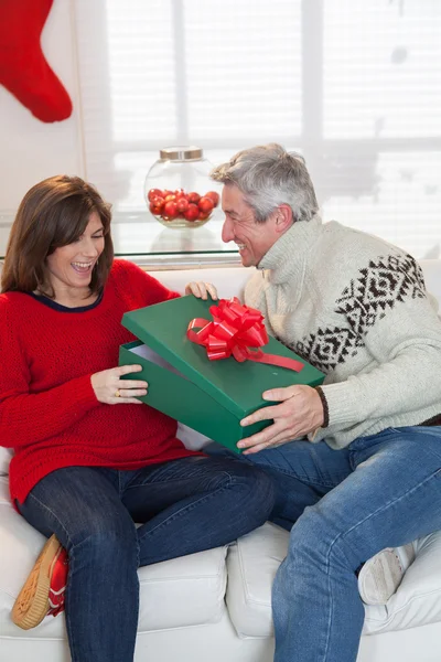 Openen van het geschenk dat haar man geeft vrouw — Stockfoto