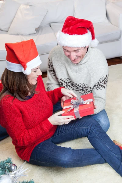 Man die een geschenkdoos geeft aan zijn vrouw — Stockfoto