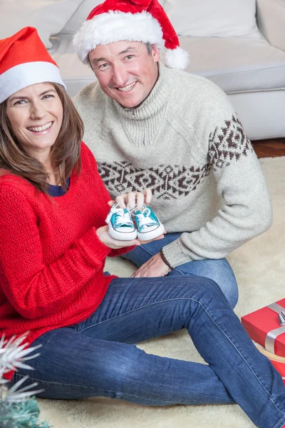 Couple with little shoes in christmas — Stock Photo, Image