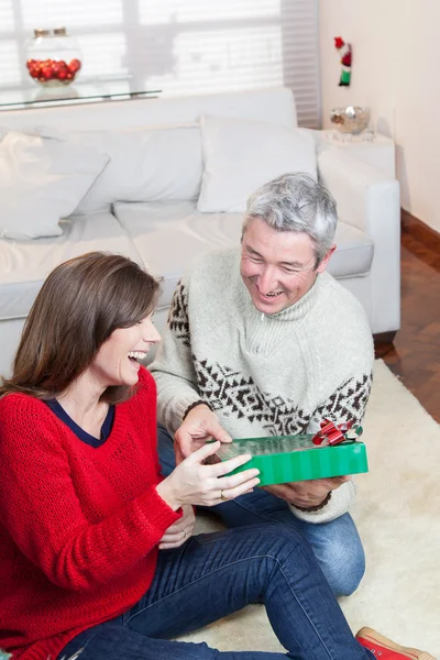 Couple laughing in christmas day — Stock Photo, Image