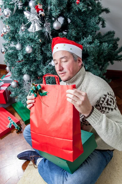 Man voorbereiding van de gift van Kerstmis — Stockfoto