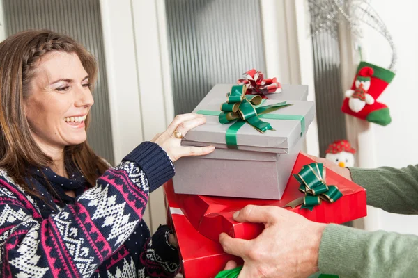 Man die een geschenken geeft aan een vrouw — Stockfoto