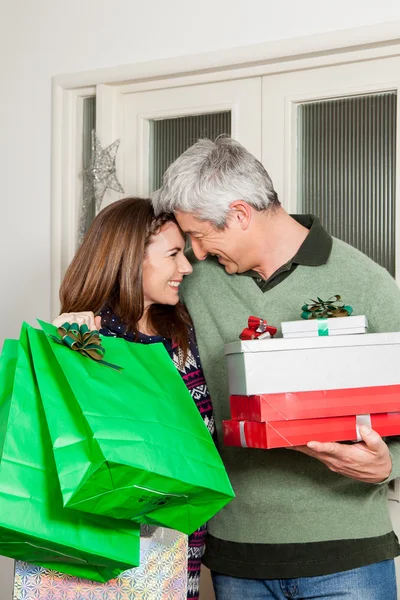 Casal olhando um para o outro — Fotografia de Stock