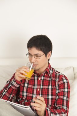 Okuma ve meyve suyu içme adam