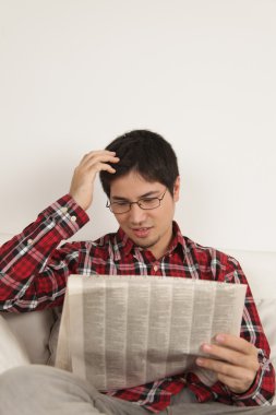 Gazete okuma ve düşünme adam