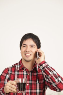 Kahve içecek ise telefonla konuşan adam