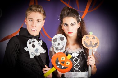 Cadılar Bayramı için giyinmiş arkadaşlar