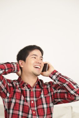 Telefonla konuşan ve gülen adam