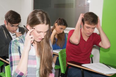 sınıfta genç öğrenciler