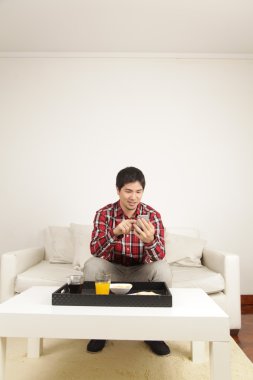 telefonla konuşan adam