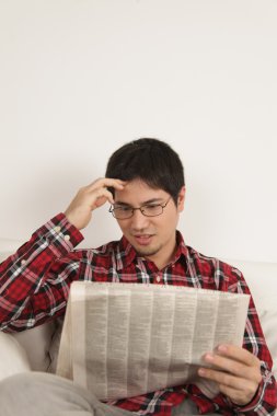 Gazete okuma ve düşünme adam