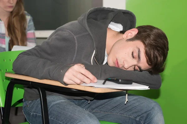 Estudiante durmiendo en el aula — Foto de Stock