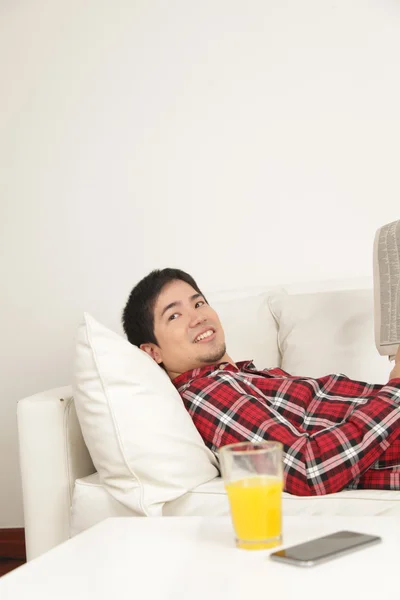 Hombre leyendo el periódico — Foto de Stock