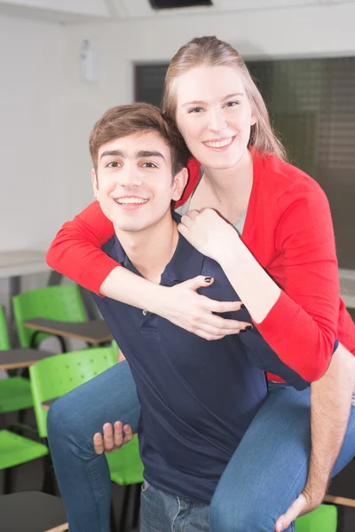 Amigos se divertindo na faculdade — Fotografia de Stock