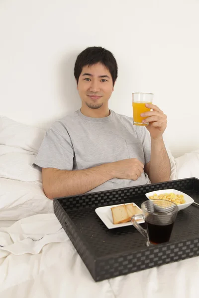 남자는 아침 식사 — 스톡 사진