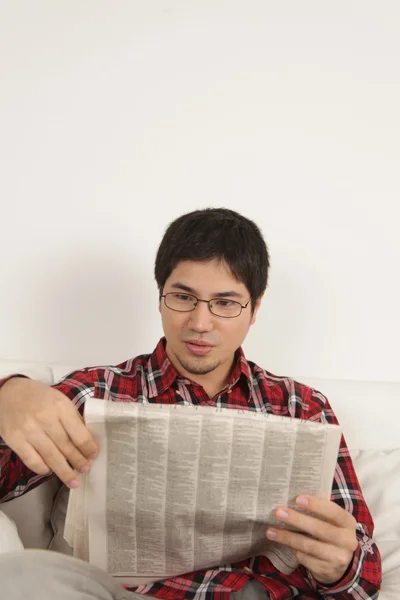 Чоловік читав газету і турбувався про новини — стокове фото