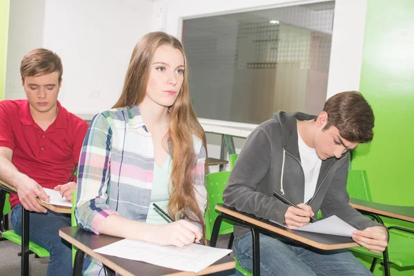Estudiantes adolescentes en el aula — Foto de Stock