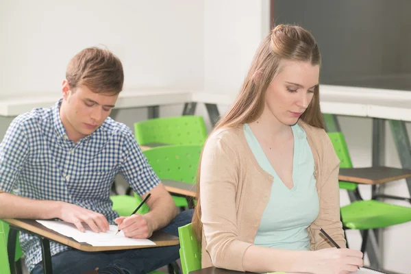 Amigos estudiando en el aula — Foto de Stock