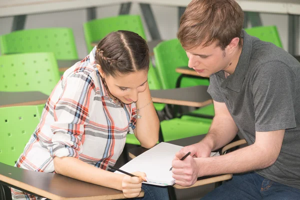 Amigos estudiando en el aula — Foto de Stock