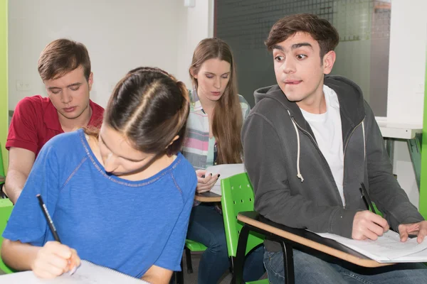 Estudiantes adolescentes en el aula — Foto de Stock