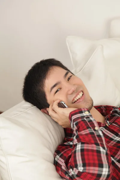 Человек разговаривает по телефону и смеется — стоковое фото