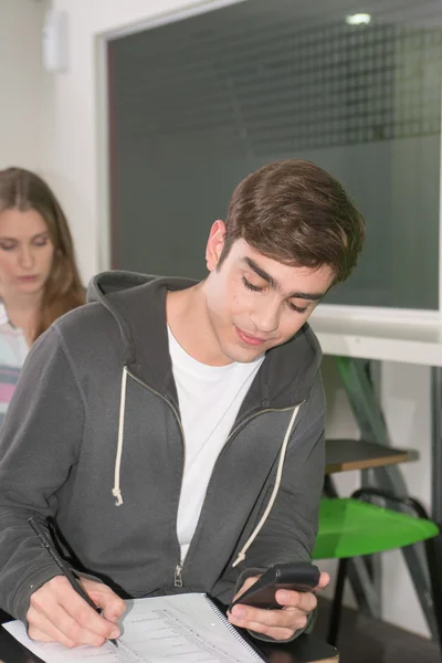 Estudiantes adolescentes en el aula — Foto de Stock