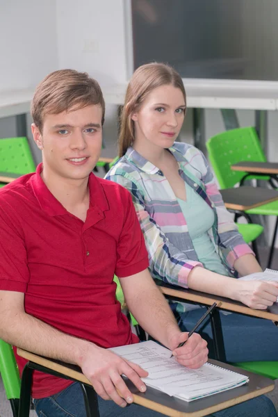 Estudantes universitários em sala de aula — Fotografia de Stock