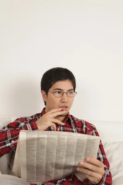 Hombre leyendo el periódico y preocupado por las noticias — Foto de Stock