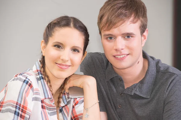 Freunde im Klassenzimmer in der Hochschule — Stockfoto