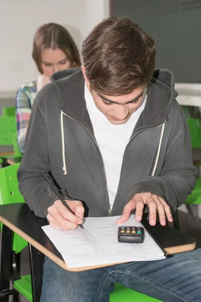 Studenti adolescenti in classe — Foto Stock