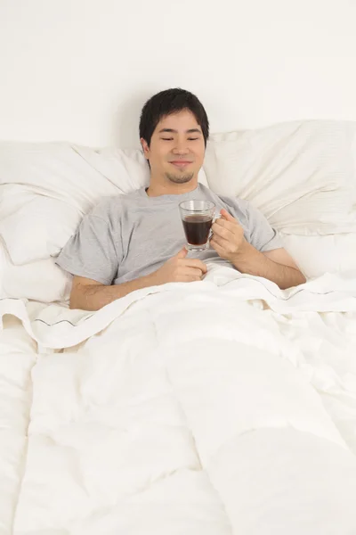 Hombre bebiendo un café — Foto de Stock