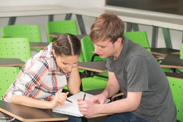 Amigos estudiando en el aula —  Fotos de Stock