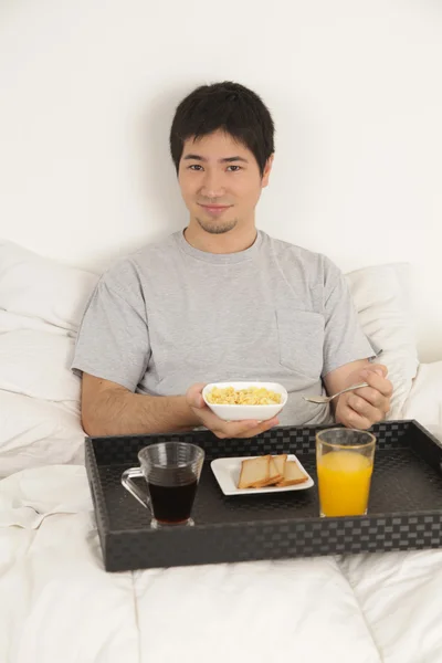 Мужчина завтракает — стоковое фото