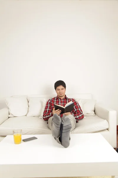 Hombre leyendo un libro — Foto de Stock