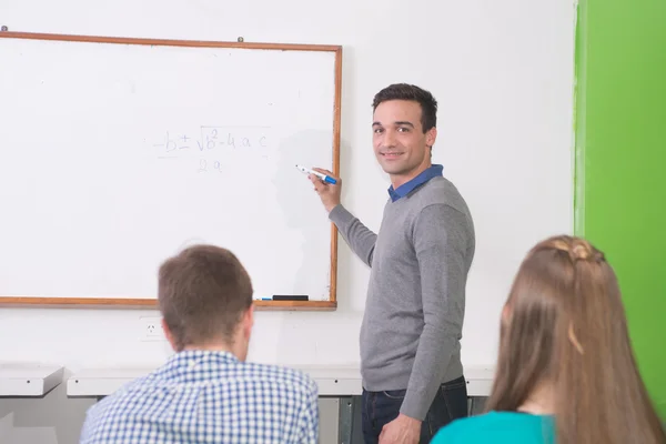 Amigos estudiando en el aula — Foto de Stock