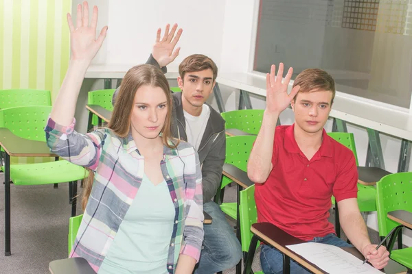 Estudiantes adolescentes en el aula — Foto de Stock