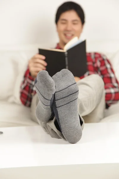 Man reading a book — Stock Photo, Image