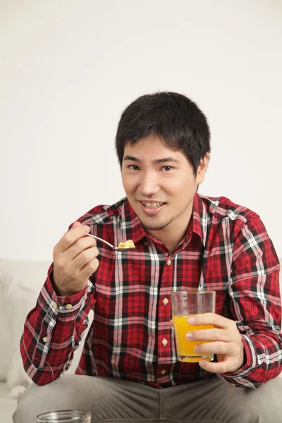 Člověk jíst obiloviny — Stock fotografie