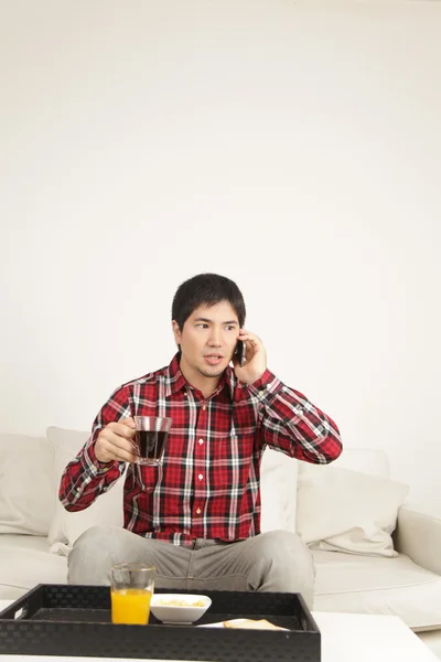 Kahve içecek ise telefonla konuşan adam — Stok fotoğraf