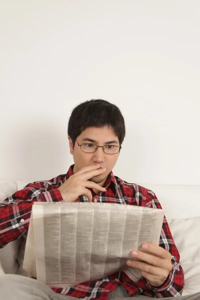 Homem lendo o jornal e preocupado com as notícias — Fotografia de Stock