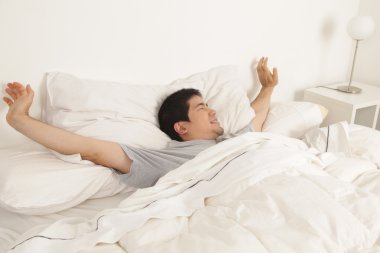 Yatağında uzanan adam
