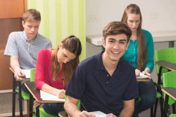 Amigos estudiando en el aula —  Fotos de Stock