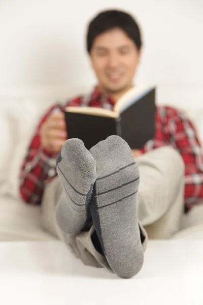 Homem lendo um livro — Fotografia de Stock