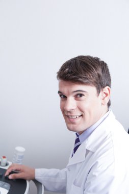 Doppler ultrason yapıyor doktor