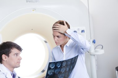 Doktor gösteren tomografi hastaya