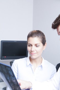 Doktor Röntgen arıyorum bir hasta ile