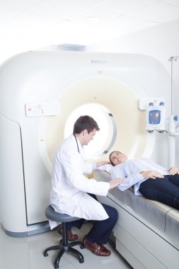Doktor hastaya tomografi yapıyor