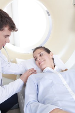 Doktor hastaya tomografi yapıyor