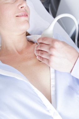 Doppler ultrason yapıyor doktor